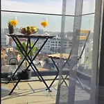 Lotus - Panoramic Terrace & View Daire Bükreş